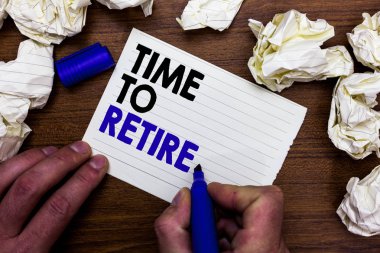 İçin zaman emekli gösterilen Not yazma. Yaşlılarda eski yeterli el işaretçisi yazma kelimeler kağıt lob saçmak çevrede odunsu Resepsiyon tutarak çalışan emekli durumu durdurmak almak showcasing iş fotoğraf