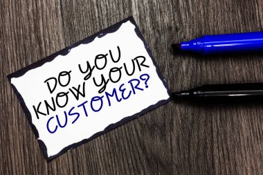 Word metin yapmak sen Your müşteri soru yazma. İş kavramı için hesap istemci seviyor görüş siyah metinleri ile kenarlıklı sayfa ahşap zemin üzerinde siyah ve mavi kalem atılmıştır var