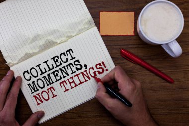 El yazısı metin yazma toplamak anlar, şeyler değil. Kelime kavram anlamı felsefe zevk Yapışkan Not kırmızı kalem kahve kahve kupa el ile tutun basit yaşam gerçekler mutluluk kalem ile yazılı