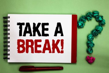 A Break gösterilen Not yazma. Dinlenme bir şey yapmayı kes vitrine iş fotoğraf eğlence saat kaçta işten Seladon renk arka plan kırmızı yüzlü Not defteri mektupları yeşil sorgu işareti