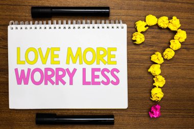 Kavramsal el aşk daha fazla endişe daha az gösterilen yazma. İş fotoğraf vitrine sevimli olmak iyi tutum motivasyon var zevk almak hayat beyaz sayfa ile parlak renk kelime siyah kalem sarı kağıt lob