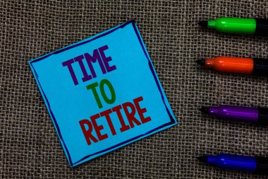 İçin zaman emekli gösterilen Not yazma. Yaşlılarda eski mavi yeterli kağıt üzerinde yazılı harf yanı sıra renk kalemler üzerinde siyah çuval çalışan emekli durumu durdurmak almak showcasing iş fotoğraf