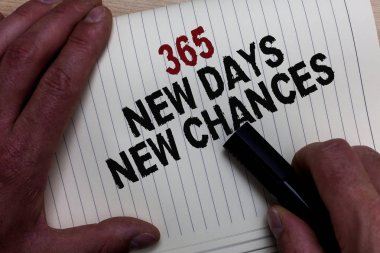Word metin yazma, 365 yeni gün yeni bir şans. Başka bir yıl takvim fırsatları erkek eli başlatmak için iş kavramı kavramak ile bazı siyah ve kırmızı metinler beyaz sayfa üzerinde siyah kalemi