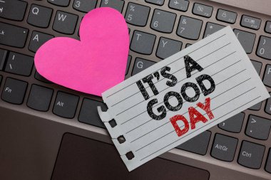 Metin yazma Word BT s iyi bir gün olduğunu. İş kavramı zaman mutlu büyük vibes hayattan zevk için mükemmel için güzel küllü bilgisayar klavye ile sarı düğmeye siyah ve kırmızı metin