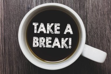 Word metin A Break yazma. İş kavramı dinlenme bir şey yapıyor durdurmak için eğlence saat kaçta işten siyah kahve kahve kupa kayan metinleri gri siyah ahşap masa ile
