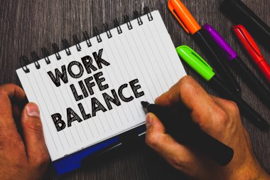 Word metin iş ile özel hayat dengesi yazma. Bölümü çalışma ya da aile ve eğlence el holding kalem ve kağıt arasında geçen süre için iş kavramı kroki kelime yalan yakınındaki bazı kalem odunsu masa üzerinde