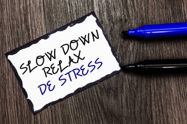 Word metin Relax De stres aşağı yavaş yazma. İş kavramı için ahşap zemin üzerinde koydu metinler siyah ve mavi kalem ile stres düzeyleri dinlenme sakin siyah kenarlıklı sayfa azaltmak bir mola var