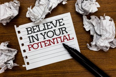 İnan In Your Potential gösterilen metin işareti. Kavramsal fotoğraf özgüven motiavate güzelce kağıt topaklar dinlenin beyaz Not defteri dokunmatik siyah kalemi odunsu katta çevresinde rasgele ilham var