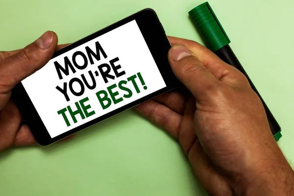 Mom を再表示を書きがベストです ビジネス写真触れたテキスト緑のマーカーでの母愛感情褒め言葉人間の手保持する Iphone のための感謝を展示 — ストック写真