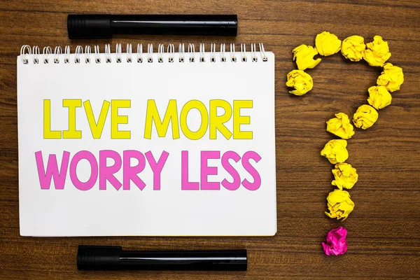 Kavramsal el Live endişe az gösterilen yazma. İş fotoğraf vitrine sahip olmak dikkatsiz bir iyi niyet motivasyon zevk almak hayat beyaz sayfa ile parlak renk kelime siyah kalem sarı kağıt lob