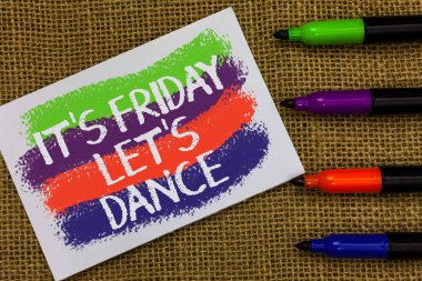 Metin yazma, Word bu s s Cuma izin olduğu dans. İş kavramı hafta sonu başlayan kutlamak için parti Disco müzik renkli dalgaları beyaz sayfa ile gitmek ve metinleri satır Jüt çuval koydu marker renk