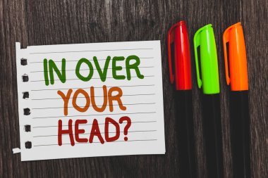 El yazısı metin In Your Head üzerinden soru. Zor durum sorun renkli sözleriyle siyahımsı ahşap masa üzerinde beyaz sayfa kırmızı yeşil turuncu kalem ile dahil olmak anlam kavramı