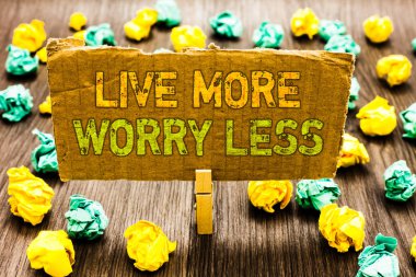 Yaşamak daha fazla endişe daha az gösterilen metin işareti. Kavramsal fotoğraf var olmak dikkatsiz bir iyi niyet motivasyon ataç kavrama karton birçok renkli LOB'lar ahşap masanın üzerinde dağınık metinleri ile hayattan zevk