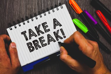 Word metin A Break yazma. İş kavramı dinlenme bir şey yapıyor durdurmak için eğlence saat kaçta işten el holding kalem ve kağıt kroki kelime yalan bazı kalem odunsu masanın üzerinde