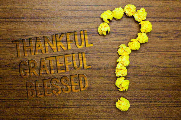 Текст написания слов Благодарные Благословенные. Бизнес-концепция для Appreciation и хорошего настроения Wooden пол с несколькими буквами желтой бумагой образовал вопросительный знак
