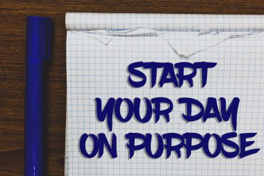 Start Your gün On amaç gösterilen Not yazma. İş fotoğraf vitrine mavi işaretleyiciyi yanında gri ahşap zemin üzerine beyaz yazılı not defteri yapmak için ne yapacaksın, temiz fikirleri var