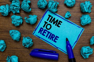 Kavramsal el için zaman emekli gösterilen yazma. Yaşlılarda eski yeterince yazılı mavi mektuplardan sayfa mavi marker ve kağıt topaklar üzerinde çalışan emekli durumu durdurmak almak showcasing iş fotoğraf