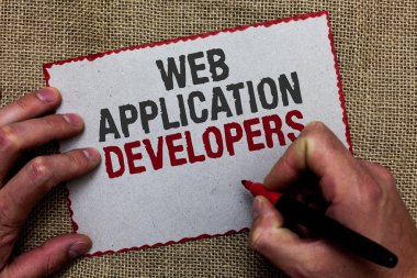 Metin Web uygulama geliştiricileri yazılı kelime. İnsan eli bazı metinler kırmızı kenarlıklı kağıtta yazılı iş kavramı Internet Jüt uzman teknoloji yazılım programlama için zemin