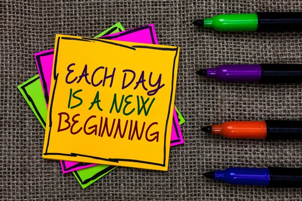 Tekst Znaku Wskazującym Każdy Dzień Jest New Beginning Koncepcyjne Zdjęcie — Zdjęcie stockowe