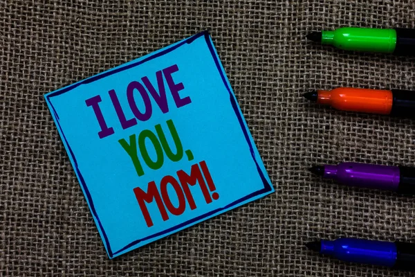 私は愛あなたのお母さんを示すメモを書きます ビジネス写真愛するメッセージ感情愛情暖かい宣言を紹介青黒袋に色ペンのほかに書かれた文字について — ストック写真