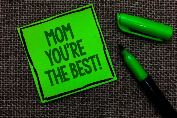 Mom を再表示を書きがベストです ビジネス写真あなたの母愛感情賛辞黒を感謝を展示が並ぶ言葉オープン緑色のペン袋緑の付箋 — ストック写真