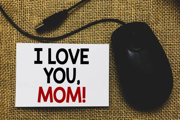 写笔记显示我爱妈 商业照片展示爱的讯息情感情感感情温暖声明传统鼠标旁边的白色页面与书面文字 — 图库照片