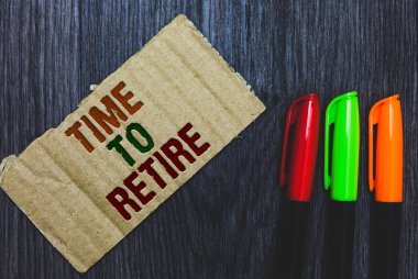 İçin zaman emekli gösterilen Not yazma. Yaşlılarda eski yeterli karton Grey ahşap harflerle çalışma emekli durumu durdurmak Resepsiyon renkli kalemler sırası koydu almak showcasing iş fotoğraf