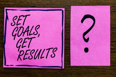 Set gol, almak sonuçları gösterilen metin işareti. Kavramsal fotoğraf ağımdaki hedefleri iş için başarmak onları harfleri siyah soru işareti ile mor renk siyah kaplı yapışkan not