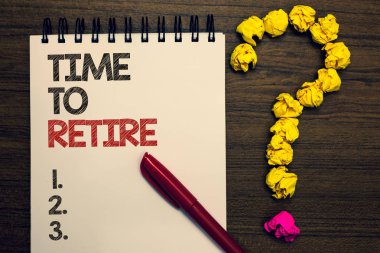 İçin zaman emekli gösterilen Not yazma. Yaşlı eski yeterince yazılı not defteri kırmızı kalem sarı kağıt topak soruda ahşap masa üzerinde çalışan emekli durumu durdurmak almak showcasing iş fotoğraf