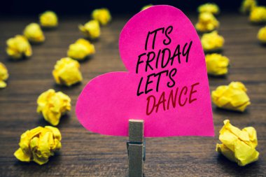 Kavramsal el s gösterilen yazma Cuma izin s dans olmasıdır. İş fotoğraf metin hafta sonu başlayan kutlayın gitmek Disco müzik ataç tutun pembe kalp odunsu zemin sarı LOB'lar ile yazılı parti