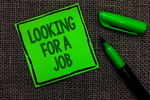 写纸条显示找工作 商业照片展示失业求职人才招聘人力资源黑色衬里绿色粘纸条与字打开绿色钢笔袋 — 图库照片