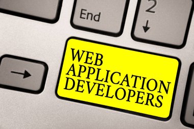 Metin Web uygulama geliştiricileri yazılı kelime. İş kavramı Internet programlama uzmanları teknoloji yazılım gri simli klavye ile parlak sarı renk düğme siyah renk metinler için