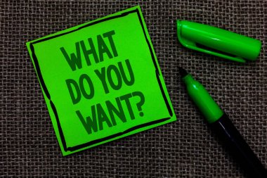 Ne istiyorsun soru gösterilen Not yazma. İş fotoğraf vitrine söyle bana kelimeler açık yeşil kalem çuval üzerinde ile yeşil yapışkan not arzularını istek talepleri hırsın siyah kaplı