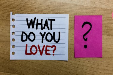 Kavramsal el yazma gösteren ne yapmak Love You soru. İş fotoğraf metin bir şey için eğlenceli şeyler tutku ilham beyaz sayfa kelimelerle soru işareti ile menekşe ahşap masa