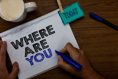 Where Are You gösterilen Not yazma. İş fotoğraf vitrine bize senin konum adresi yön noktasını referans el tutun kalemi kahve Kupası mavi kalem ataş sopa odunsu masaya