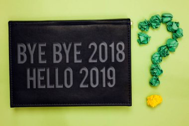 Word metin güle güle güle güle 2018 yılına Merhaba 2019 yazma. Metin yeşil kağıt lob formu soru işareti ile yeşil geri siyah tahta iş kavramı için başlangıç yeni yıl motivasyon mesajı 2018 bitti