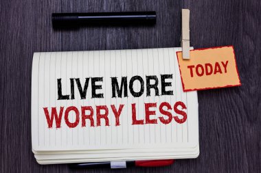 Yaşamak daha fazla endişe daha az yazma el yazısı metin. Dikkatsiz olmak iyi tutum motivasyon var anlam kavramı hayattan ahşap Resepsiyon ataş kavrama Not kağıda yazılı kırmızı kelimeler siyah kalemle zevk.