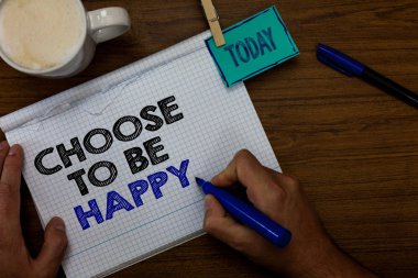 Seçin-için Be Happy gösterilen Not yazma. İş fotoğraf vitrine karar iyi bir ruh hali gülen neşeli mutlu olmanın keyfini el tutun kalemi kahve fincanı mavi kalem ataş çubuğa odunsu tablo