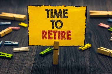 Word metin için zaman emekli yazma. İş kavramı almak için yeterli Blacky ahşap Resepsiyon laid ataş rastgele bir yaşlı eski çalışma emekli durumu durdurmak tutun metinle sarı tahtası