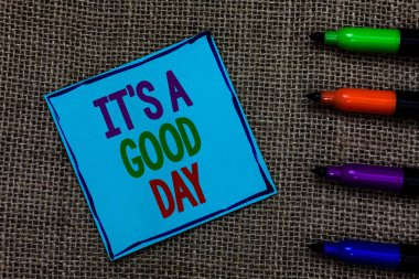 S gösterilen Not A Good Day yazıyor. İş fotoğraf vitrine mutlu zaman büyük vibes hayat ne güzel tadını çıkarmak mükemmel renk kalemler üzerinde siyah çuval yanı sıra yazılı harf kağıda mavi