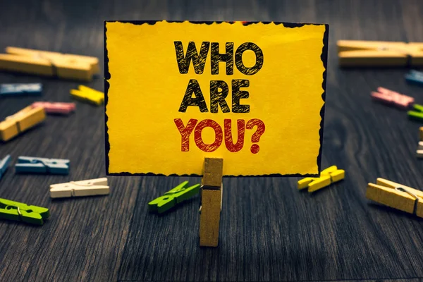 Word metin soru Are You yazma. İş kavramı için kendinizi Açıklama kişisel özellikleri Blacky ahşap Resepsiyon laid kağıt klibi rastgele bir tutun sarı kurulu metin ile tanıtın