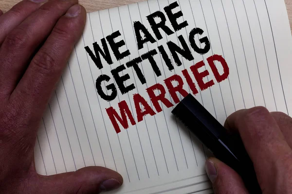 文字写作我们要结婚了 订婚婚礼准备的商业概念爱情侣的手抓住黑色标记与一些黑色和红色的文本在白色页面上 — 图库照片