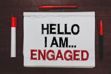 Merhaba ben yazma el yazısı metin... Nişanlı. Siyah, kırmızı kelimeleri not etmek üstünde kahverengi sahne beyaz vurgulayıcı kırmızı kalem kavramı anlam düğün evli almak için gidiyoruz halka verdiği yazılı