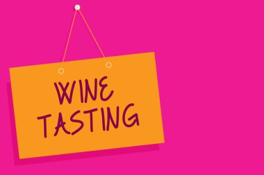 Word metin yazma şarap tatma. Yakın işaret pembe arka plan açık iş kavramı degüstasyon alkol gurme şarap içme turuncu tahta duvar mesajı iletişim toplama sosyal için