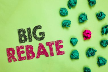 Büyük indirim gösterilen metin işareti. Ne zaman özel bir promo Crumpled yapan bu alabilirsiniz kavramsal fotoğraf büyük ödülleri kağıtları bir farklı benzersiz özel yeşil pembe buruşuk