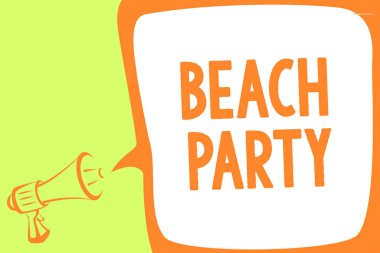 Beach Party gösterilen metin işareti. Genellikle bikini megafon hoparlör konuşma balonu önemli mesajı yüksek sesle konuşan giyen deniz kıyısında kavramsal fotoğraf küçük ya da büyük festivali düzenlenen
