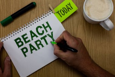 Kavramsal el Beach Party gösterilen yazma. Küçük ya da büyük festivali vitrine iş fotoğraf düzenlenen genellikle giyen bikini adam deniz kıyısında marker defter hatırlatma ahşap masa fincan kahve holding