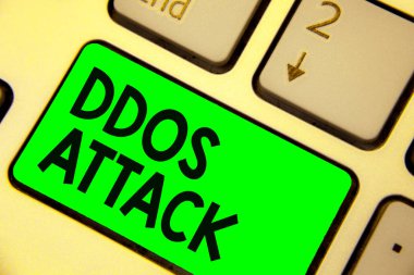 Kavramsal el DDoS saldırı gösterilen yazma. İş fotoğraf vitrine failin ağ kaynak kullanılamaz klavye yeşil anahtar bilgisayar bilgi işlem yansıma belge yapmak istiyor