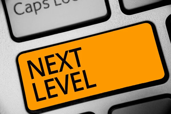 Kavramsal el sonraki düzeyini gösteren yazma. Birden fazla yere sahip ve yansıma belge geçerli klavye portakal anahtar bilgisayar sonra atıfta vitrine iş fotoğraf