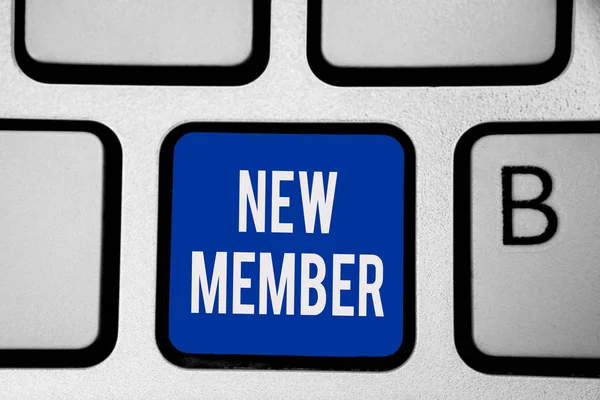 Word metin yazma yeni üye. Şirketi veya takım işe çalışan için iş kavramı taze alt klavye mavi anahtar niyeti Doğum bilgisayar bilgi işlem yansıma belge oluşturmak